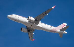 Air Algérie offre des vols promotionnels jusqu’au 30 juillet 2026 : un séjour culturel et culinaire à ne manquer ! Voyageurs sur leur vol d'Air Algérie en Algérie, découvrant une riche tradition culinaire