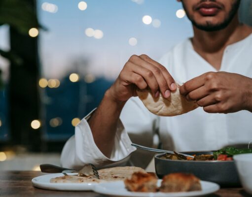 Carême et Ramadan : comment la cuisine favorise la concorde entre les communautés Famille de différentes religions faisant du dîner ensemble autour d'une table avec des plats traditionnels pour le Carême et