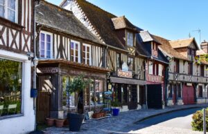 Nouvelle boutique d’artisanat marocain ouverte à Cherbourg-en-Cotentin : découverte Artisans Marocains en train de préparer des produits dans leur nouvelle boutique à Cherbourg-en-Cotentin