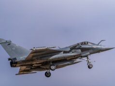 L’alliance Rafale-Maroc : une coalition pour contrer la montée en puissance de l’Algérie Maroc and Rafale aircraft in formation over mountains, symbolizing strategic partnership