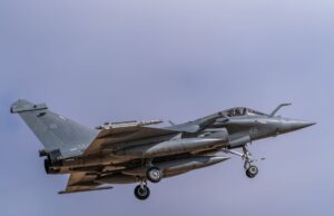 L’alliance Rafale-Maroc : une coalition pour contrer la montée en puissance de l’Algérie Maroc and Rafale aircraft in formation over mountains, symbolizing strategic partnership