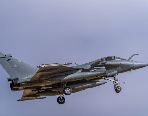 L’alliance Rafale-Maroc : une coalition pour contrer la montée en puissance de l’Algérie Maroc and Rafale aircraft in formation over mountains, symbolizing strategic partnership