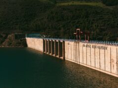 L’Algérie et l’Allemagne : un partenariat énergétique pour une diversification productive Allemand et Algérien travaillant en collaboration sur une installation d'énergie verte