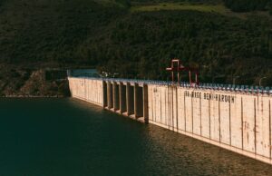 L’Algérie et l’Allemagne : un partenariat énergétique pour une diversification productive Allemand et Algérien travaillant en collaboration sur une installation d'énergie verte