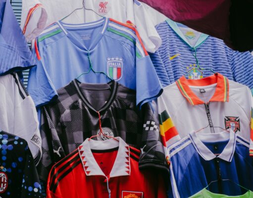 La Coupe du monde : les trois maillots dévoilés par la Tunisie Tunisian football team unveiling new world cup kits in a stadium setting