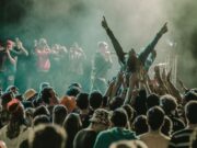 Le Grand Prix El Hachemi Guerouabi : la meilleure musique chaâbi de l’année Crowd enjoying Grand Prix El Hachemi Guerouabi chaabi music festival
