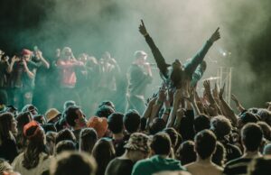 Le Grand Prix El Hachemi Guerouabi : la meilleure musique chaâbi de l’année Crowd enjoying Grand Prix El Hachemi Guerouabi chaabi music festival