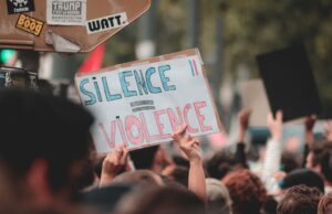 Le Maroc se mobilise contre la culture du viol en Tunisie : un engagement commun pour la justice sociale Protestants marocains et tunisiens à l'extérieur d'une mosquée avec cartes anti-violence contre les femmes