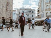 Ooredoo Tunisie soutient pour la cinquième année consécutive le Festival International de Carthage Ooredoo Tunisie logo avec le Festival International de Carthage en arrière-plan