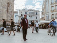 Ooredoo Tunisie soutient pour la cinquième année consécutive le Festival International de Carthage Ooredoo Tunisie logo avec le Festival International de Carthage en arrière-plan
