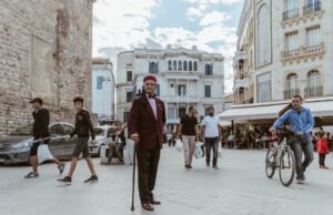 Ooredoo Tunisie soutient pour la cinquième année consécutive le Festival International de Carthage Ooredoo Tunisie logo avec le Festival International de Carthage en arrière-plan