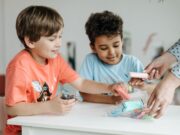 Dix ans de succès de l’éducation maternelle spécialisée pour les enfants autistes en France : un modèle à adopter? Preschool class for autistic children in France with happy teacher and engaged students