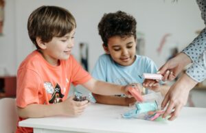 Dix ans de succès de l’éducation maternelle spécialisée pour les enfants autistes en France : un modèle à adopter? Preschool class for autistic children in France with happy teacher and engaged students