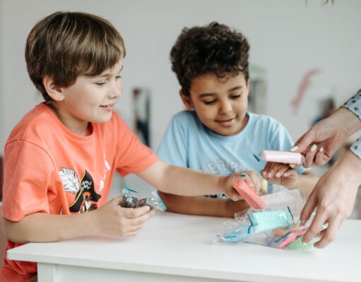 Dix ans de succès de l’éducation maternelle spécialisée pour les enfants autistes en France : un modèle à adopter? Preschool class for autistic children in France with happy teacher and engaged students