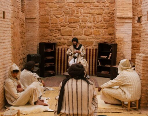 La sociologie des modèles de famille au Maroc : évolutions et tendances Moroccan family discussing evolution of family models