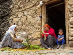 50 authentiques recettes pour le Ftour de Ramadan 2026 Famille autour d'une table avec des recettes de Ftour en cours de préparation pour le Ramadan 2026