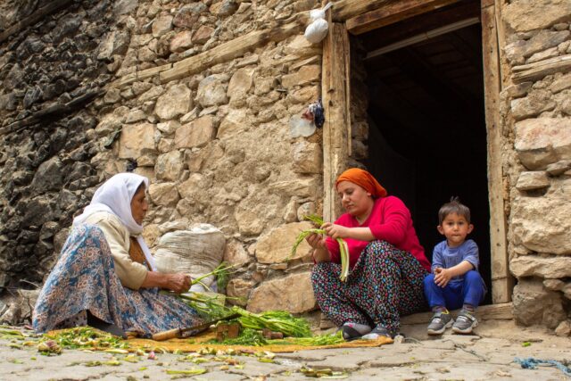 Famille autour d'une table avec des recettes de Ftour en cours de préparation pour le Ramadan 2026