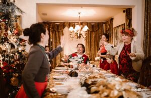 Les 20 recettes marocaines à préparer pour célébrer la qualification du Maroc en huitièmes de finale Famille autour d'une table de cuisine préparant des recettes marocaines pour célébrer la qualification du Maroc en huitièmes
