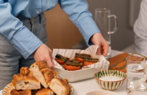 55 Vegetariennes Recettes Ramadan-Friendly à Essayer Family enjoying vegetarian Ramadan Iftar with lentil soup