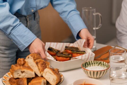 55 Vegetariennes Recettes Ramadan-Friendly à Essayer Family enjoying vegetarian Ramadan Iftar with lentil soup