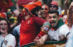 Le Maroc en liesse après la qualification des Lions de l’Atlas pour les huitièmes de finale de la Coupe du Monde Lions de l'Atlas célébrant leur qualification pour les huitièmes de finale de la Coupe du Monde