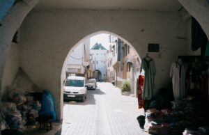 Maroc : 2,3 millions de visiteurs visés d’ici 2030 – Appel à la diaspora maghrébine pour participer au développement économique du royaume Famille maghrébine dans un paysage touristique du Maroc en 2030