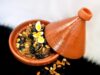 Préparer à l’avance pour la Fête musulmane du sacrifice 2026 : le tagine de mouton à l’épice Tagine de mouton a l'epice sur une table familiale pour la Fête musulmane du sacrifice 2026