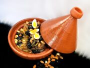 Préparer à l’avance pour la Fête musulmane du sacrifice 2026 : le tagine de mouton à l’épice Tagine de mouton a l'epice sur une table familiale pour la Fête musulmane du sacrifice 2026