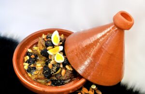 Préparer à l’avance pour la Fête musulmane du sacrifice 2026 : le tagine de mouton à l’épice Tagine de mouton a l'epice sur une table familiale pour la Fête musulmane du sacrifice 2026