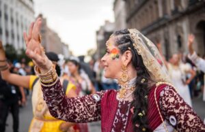 Fontainebleau : Le festival de l’histoire de l’art célèbre la mode marocaine Femme marocaine portant un houppe au festival de l'histoire de l'art à Fontainebleau