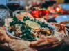 Les Pays-Bas – Maroc : 20 recettes marocaines pour célébrer la qualification en huitièmes de finale Family enjoying traditional Moroccan dishes to celebrate Netherlands' victory in the World Cup