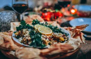 Les Pays-Bas – Maroc : 20 recettes marocaines pour célébrer la qualification en huitièmes de finale Family enjoying traditional Moroccan dishes to celebrate Netherlands' victory in the World Cup