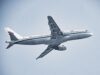Air Algérie : un passager raconte son expérience positive sur la liaison vers la Chine Un homme Maghrébin souriant assis dans un avion Air Algérie en vol vers la Chine