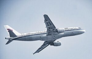 Air Algérie : un passager raconte son expérience positive sur la liaison vers la Chine Un homme Maghrébin souriant assis dans un avion Air Algérie en vol vers la Chine
