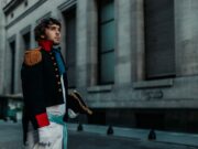 Le dernier voyage de Roger Hanin : Le Français qui portait l’Algérie au cœur Roger Hanin en costume algérien sur le décor d'un film