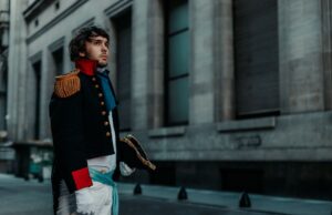 Le dernier voyage de Roger Hanin : Le Français qui portait l’Algérie au cœur Roger Hanin en costume algérien sur le décor d'un film