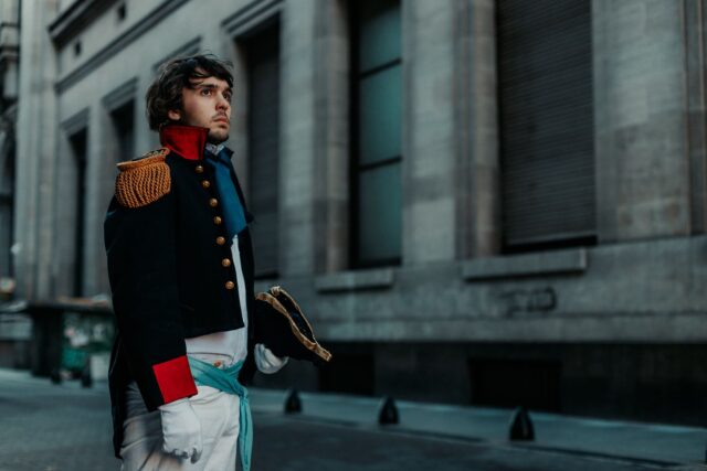 Roger Hanin en costume algérien sur le décor d'un film