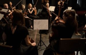 Ima-Yemma : un orchestre qui réinvente les fêtes en fusionnant Chaâbi, Soul américaine et Klezmer Ima-Yemma orchestra performing on stage, blending Algerian Chaabi, American Soul, and Jewish Klezmer music