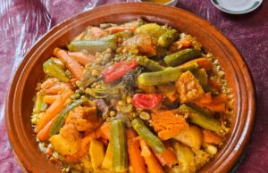 La révolution silencieuse de la famille traditionnelle au Maroc : un coup d’œil détaillé Famille marocaine assise autour d'une table de couscous en train de discuter