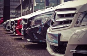 Allemagne et Algérie : les industriels automobiles allemands travaillent dans l’industrie automobile algérienne Industriels allemands travaillant dans une usine automobile en Algérie