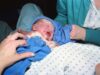 Natalité en baisse durable au Maghreb : analyse des tendances et de leurs conséquences Declining birth rates in the Maghreb: a woman holding a baby while looking at graph data