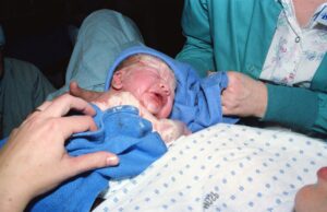Natalité en baisse durable au Maghreb : analyse des tendances et de leurs conséquences Declining birth rates in the Maghreb: a woman holding a baby while looking at graph data