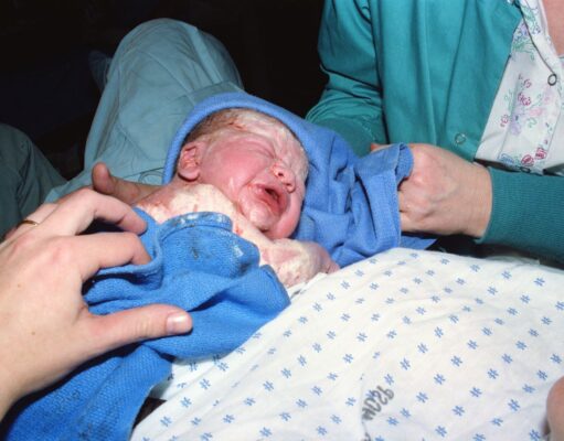 Natalité en baisse durable au Maghreb : analyse des tendances et de leurs conséquences Declining birth rates in the Maghreb: a woman holding a baby while looking at graph data