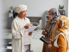 Mobilité domestique-travail au Maroc : les tendances actuelles en matière de mobilité Maroccan family discussing work mobility trends at a modern cafe