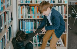 Potentielles violences exercées sur des très jeunes enfants : Une alarme dans une école maternelle de l’Aude scène d'une école maternelle avec un groupe de très jeunes enfants et des adulte en débat
