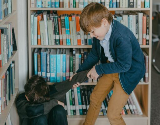 Potentielles violences exercées sur des très jeunes enfants : Une alarme dans une école maternelle de l’Aude scène d'une école maternelle avec un groupe de très jeunes enfants et des adulte en débat