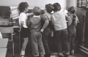 Les Meilleurs Collèges de Normandie : L’établissement Idéal pour Votre Enfant Enfants maghrébins dans un collège de Normandie