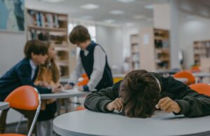 INFO RMC : Une éducation à la vie affective insuffisante en milieu scolaire Enfants dans une classe d'éducation à la vie affective en milieu scolaire