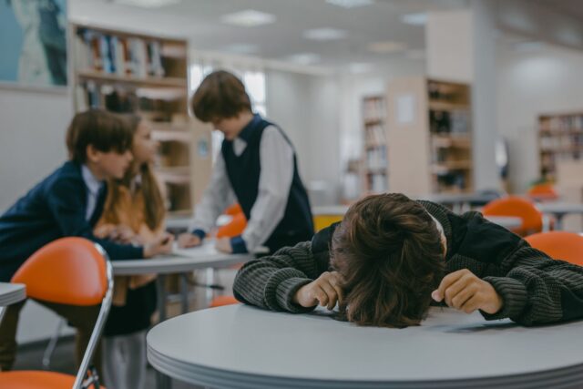 Enfants dans une classe d'éducation à la vie affective en milieu scolaire