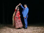 Un mariage presque traditionnel au Hellfest : un événement exceptionnel pour la communauté maghrébine de la diaspora Mariage presque traditionnel au Hellfest, couple maghrebin dansant sur scène avec la foule